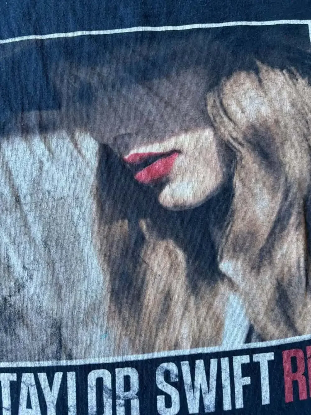 Official Taylor Swift RED Tour 2013 Concert T-Shirt - Black Gildan Size Youth Sm